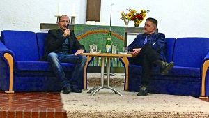 Alexander Ujma (links) im Gespräch mit  Pfarrer Ralf Horndasch Foto: Petra Mostbacher-Dix