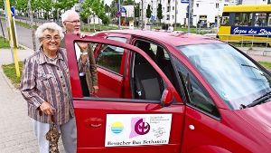 Manfred Rode hilft Ruth Schehrer in den Besucherbus. Tatsächlich handelt es sich dabei aber um sein eigenes Auto Foto: Rüdiger Ott