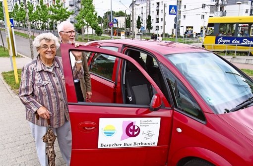 Manfred Rode hilft Ruth Schehrer in den Besucherbus. Tatsächlich handelt es sich dabei aber um sein eigenes Auto Foto: Rüdiger Ott
