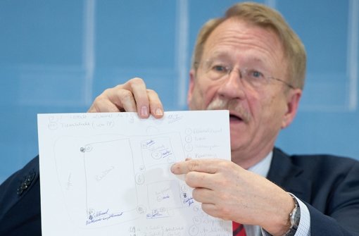 Der Vorsitzende des NSU-Untersuchungsausschusses, Wolfgang Drexler (SPD), zeigt bei einer Pressekonferenz ein Dokument. Foto: dpa