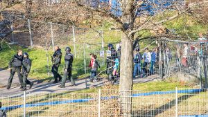 Nach einer Drohung räumt die Polizei die Silcherschule in Stuttgart-Rot. Foto: www.7aktuell.de | Sven Adomat