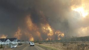 In der kanadischen Stadt Fort McMurray werden die Waldbrände vom Wind weiter angefacht. Zehntausende Menschen fliehen. Foto: AP