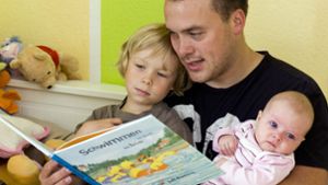Viele Eltern fangen nach einer Studie der Stiftung Lesen bei ihren Kindern zu spät mit dem Vorlesen an. (Symbolbild) Foto: dpa