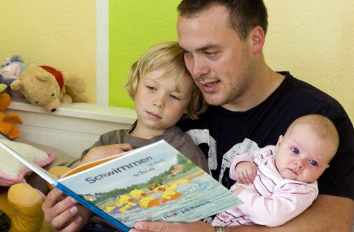 Viele Eltern fangen nach einer Studie der Stiftung Lesen bei ihren Kindern zu spät mit dem Vorlesen an. (Symbolbild) Foto: dpa