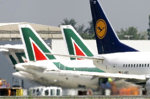 Die italienische Fluglinie Alitalia (die Flugzeuge im Hintergrund) ist insolvent. Foto: AP