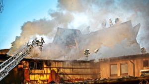 Zur Bekämpfung des Feuers mussten die Feuerwehrleute am Waiblinger Bürgerzentrum zunächst gezielt das Kupferdach öffnen. Foto: Gottfried Stoppel