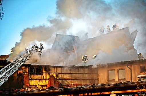 Zur Bekämpfung des Feuers mussten die Feuerwehrleute am Waiblinger Bürgerzentrum zunächst gezielt das Kupferdach öffnen. Foto: Gottfried Stoppel