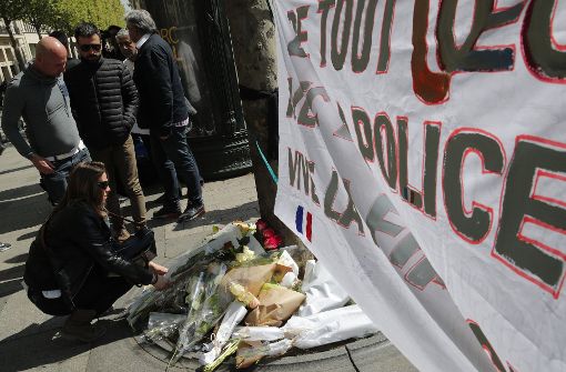 Nach dem Anschlag in Paris zeigen Passanten ihre Solidarität mit den Polizisten. Foto: AP