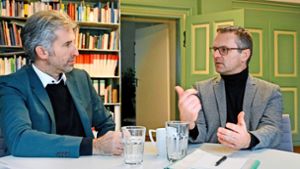 Nicht immer einer Meinung: Der Tübinger OB Boris Palmer (links) und Stephan Neher, Rathauschef in Rottenburg, diskutieren über die deutsche Asylpolitik. Foto: Horst Haas
