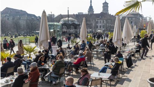 Beliebter Freizeitort: der Schlossplatz in Stuttgart mit seinen vielen Cafés. Auch hier muss man heute tiefer in die Tasche greifen. Foto: imago/Arnulf Hettrich