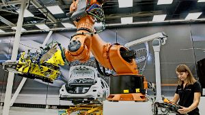 Lissy Langer baut im Sindelfinger Entwicklungslabor   mit einem Roboter  eine Batterie in ein Hybridfahrzeug ein. Foto: Media Portal Daimler AG