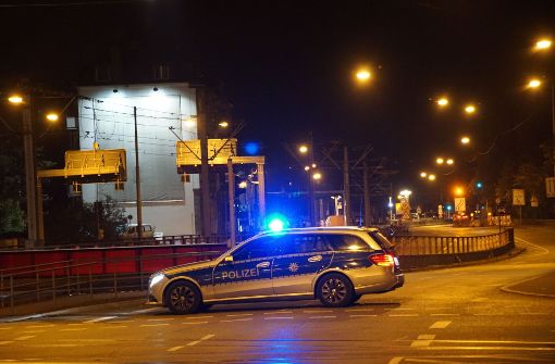 Vorsicht, Bombenentschärfung: Die Polizei riegelte die Pragstraße  (B 10) in Bad Cannstatt ab. Foto: SDMG