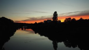 Abendrot über dem Neckar bei Mühlhausen. Foto: Leserfotograf burgholzkaefer