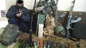 Dieses Foto hat die Polizei veröffentlicht: Ein 34-jähriger Algerier neben Waffen und Munition. Er wurde in Attendorn festgenommen. Foto: dpa