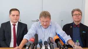 Der AfD-Fraktionsvorsitzende im Landtag von Baden-Württemberg, Jörg Meuthen (Mitte) während einer Pressekonferenz zwischen seinen Fraktionskollegen Anton Baron (links) und Heinrich Fiechtner. Foto: dpa