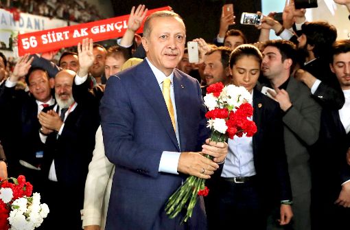 Beim Parteitag   huldigt die AKP ihren Gründer und Übervater: mit  96 Prozent der Stimmen wird    Recep Tayyip Erdogan zum AKP-Chef gewählt. Foto: AFP