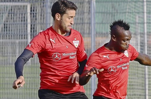 Afrikanisches VfB-Duo: Arthur Boka (re.) ist für die WM qualifiziert, Karim Haggui nicht Foto: Pressefoto Baumann