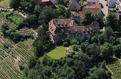 Das Schloss Kleiningersheim aus dem 16. Jahrhundert thront über dem Neckar. Foto: Werner Kuhnle