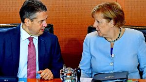 Gabriel (links) wirft der Union „Verlogenheit“ vor. Merkel überlässt die harschen Reaktionen anderen aus ihrer Partei. Foto: AFP
