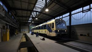 Für die gleichzeitige Wartung von zwei der neuen Züge ist die alte Halle in Rudersberg einen Tick zu klein. Foto: Martin Stollberg