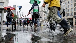 Splish-splash – Berlin hat im Dauerregen besonders heftige Probleme. Foto: dpa