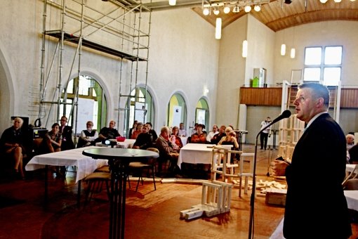 Der Kirchengemeinderatsvorsitzende Christian Schwinge erläutert in der Martinskirche die Zukunftspläne. Foto: Ralf Recklies