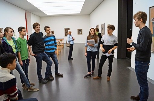 Schüler führen Schüler – hier durch die Willi-Baumeister-Ausstellung. Foto: Fritzsche