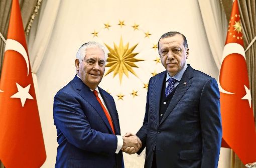 US-Außenminister Rex Tillerson (li.) und Türkeis Präsident Erdogan schütteln sich in Ankara die Hände. Foto: Prime Ministers Press Service/A