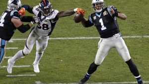 Von Miller (li.) vermasselt Panthers-Quarterback Cam Newton wieder einen Pass – und war der Sieggarant im Super Bowl für die Denver Broncos Foto: dpa