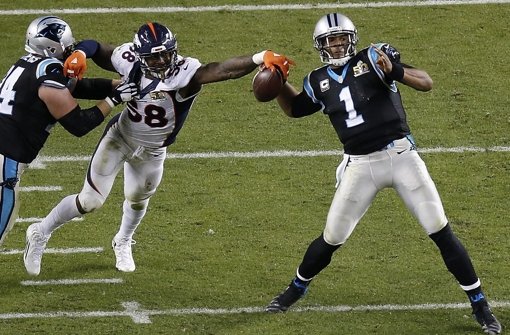 Von Miller (li.) vermasselt Panthers-Quarterback Cam Newton wieder einen Pass – und war der Sieggarant im Super Bowl für die Denver Broncos Foto: dpa