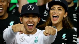 Lewis Hamilton feiert nach dem Alptraum-Finale in Abu Dhabi mit seiner Frundin Nicole Scherzinger seinen Formel-1-WM-Sieg. Foto: Getty Images Europe