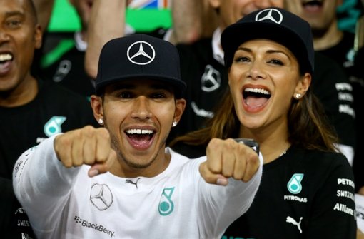 Lewis Hamilton feiert nach dem Alptraum-Finale in Abu Dhabi mit seiner Frundin Nicole Scherzinger seinen Formel-1-WM-Sieg. Foto: Getty Images Europe