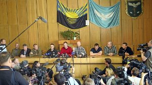 Die prorussischen Separatisten führen ihre Geiseln der Presse vor. Foto: dpa