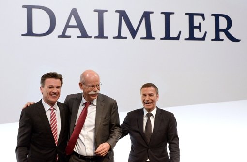 Haben gut lachen, trotz relativ geringem Gehaltszuwachs: Dieter Zetsche (Mitte), der Vorstandsvorsitzende des Automobilkonzerns Daimler AG, mit Wolfgang Bernhard (Vorstand Nutzfahrzeuge, links) und Bodo Uebber (Vorstand Finanzen) Foto: dpa