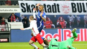 Per Schwalbe den Sieg gegen Schalke erzielt. Dafür steht Leipzigs Timo Werner (links) in der Kritik. Foto: dpa