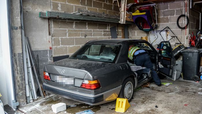 Mann kracht mit seinem Mercedes in Garage