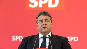 Der SPD-Vorsitzende Sigmar Gabriel unterstützt Pläne für Waffenlieferungen in den Irak. Foto: dpa