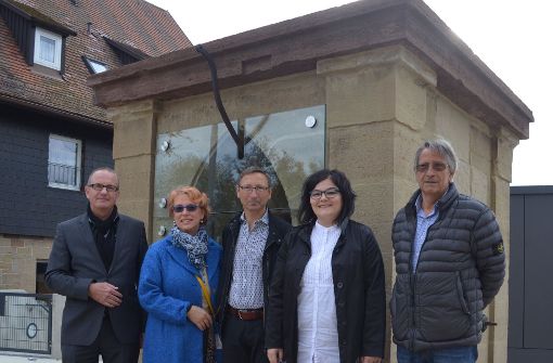 Eckhard Bürling, Sabine Mezger, Wolfgang Giermann, Jutta Münzner und  Klaus Eisele freuen sich über das restaurierte Kleindenkmal. Foto: Uli Meyer