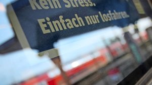 Schriftzug vor einem Zug der Deutschen Bahn im Bahnhof in Hanau Foto: dpa
