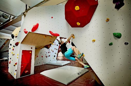 Klettern liegt im Trend: In der Eislinger Boulderhalle ist das künftig  an mehr als 200  Routen möglich. Foto: Horst Rudel