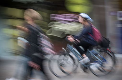 Auch auf kurzen Strecken durch die Stadt sollten Radfahrer einen Helm tragen. Foto: Lichtgut/Achim Zweygarth