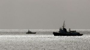 Die „Mare Jonio“, flankiert von Booten der italienischen Küstenwache und der Finanzpolizei am Dienstag vor Lampedusa. 49 Migranten befinden sich an Bord. Foto:  