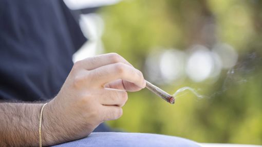 Macht es einen Unterschied, ob man im Freien oder drinnen raucht? Foto: IMAGO/SuperStock/IMAGO/DreamPictures