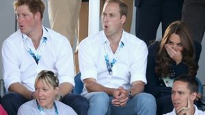 Uh, das hätte ins Auge gehen können: Prinz Harry, Prinz William und dessen Frau, Herzogin Kate, verfolgen das Hockey-Match zwischen Schottland und Wales. Foto: Getty Images Europe