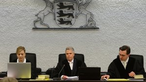 Richter Hartmut Schnelle (Mitte) bei der Eröffnung der Hauptverhandlung vor dem Stuttgarter Landgericht. Rechts Richter Tobias Handschell, links Richterin Friederike Monz Foto: dpa