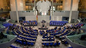 Es wird eng: Der Plenarsaal des Bundestags – hier kurz vor der Bundesversammlung im Jahr 2012 – benötigt zusätzliche Stühle. Foto: dpa