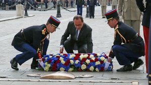 Am Grab des Unbekannten Soldaten legt Frankreichs Präsident Hollande einen Kranz nieder. Foto: dpa
