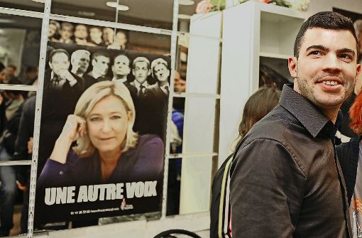 Fabien Engelmann, der Bürgermeister von Hayange,  unterstützt die Front-National-Vorsitzende Marine Le Pen. Foto: AFP