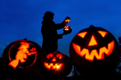 Sehr zur Freude der Bauern werden zu Halloween zahlreiche Kürbisse in freundliche Geister verwandelt. Foto: dpa-Zentralbild