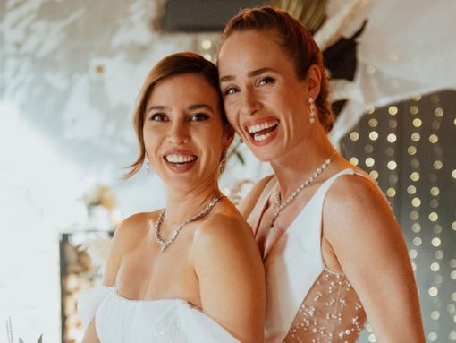 Chiara (Alexandra Fonsatti, l.) und Ava (Laura Egger) werden Alles was zählt nach ihrer TV-Hochzeit verlassen. Foto: RTL / Julia Feldhagen